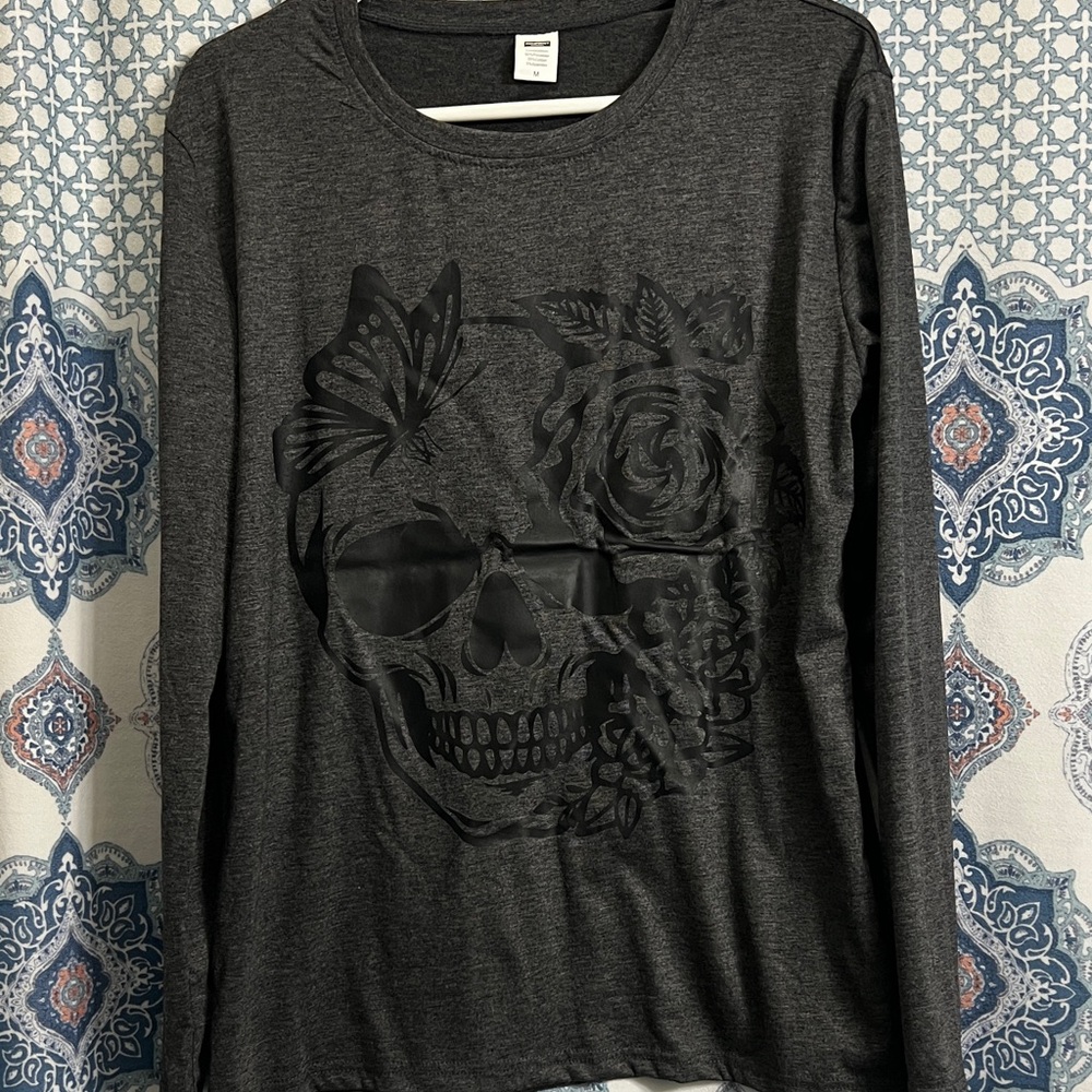 Brand New! Women’s Dark Gray Skull Graphic Long Sleeve Tee